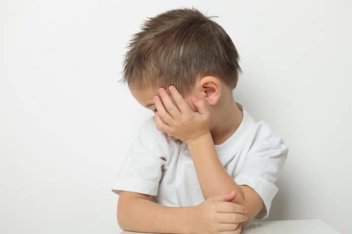 Mi hijo mira de reojo